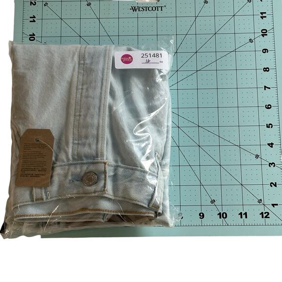 Levi Strauss Womens 501 Shorts Size 33 Cut Off Light Blue Denim High Rise NWT - Picture 11 of 11